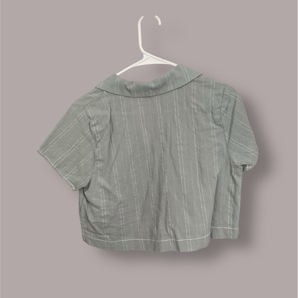 Cropped Gray Striped Button-Down Shirt - Picture 2 of 3